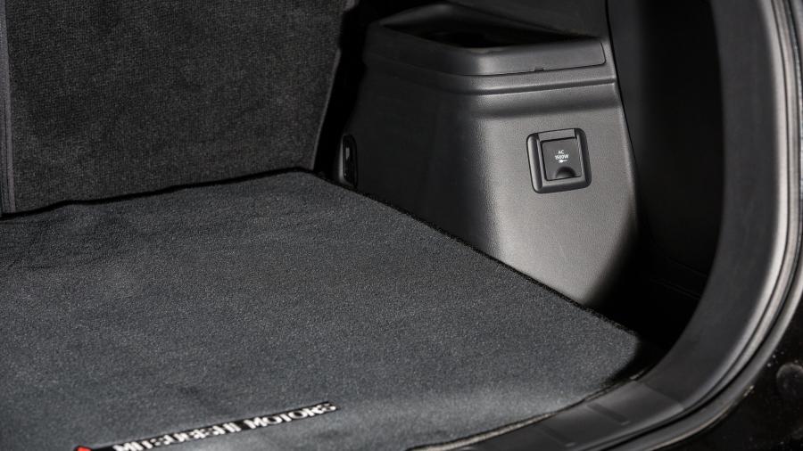 Детали интерьера Mitsubishi Outlander PHEV 2017 года  (NA) (фото 66 из 70)